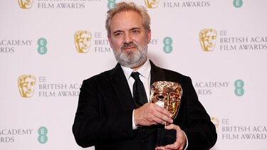 Ο Σαμ Μέντες λέει ότι τα ουδέτερα ως προς το φύλο βραβεία Όσκαρ είναι «αναπόφευκτα»