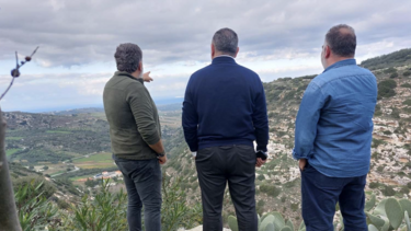 Ένα...ύποπτο παρεάκι κοιτάζει προς το Ηράκλειο από τις...Αρχάνες