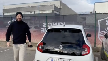 Το είπε και το'κανε: Ο Ζεράρ Πικέ έφτασε με Twingo και Cassio στα γραφεία της Kings League