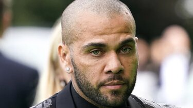 Υπόθεση Ντάνι Άλβες: «Με χτυπούσε στο πρόσωπο, ένιωθα ότι πνιγόμουν», κατέθεσε η 23χρονη που τον κατηγορεί για βιασμό