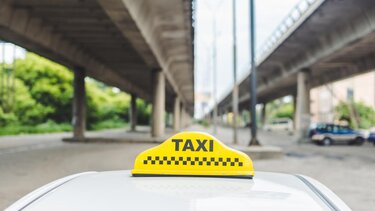 Προθεσμία τριών εβδομάδων για τα αυτοκόλλητα στα ταξί