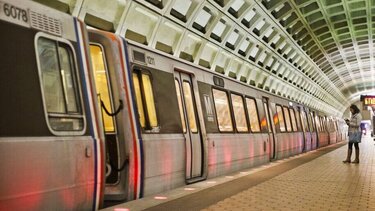 ΗΠΑ: Γυναίκα έσπρωξε τρίχρονο κοριτσάκι στις γραμμές του τρένου