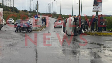 Τροχαίο με έναν τραυματία - Ανατράπηκε ΙΧ μετά από σφοδρή σύγκρουση