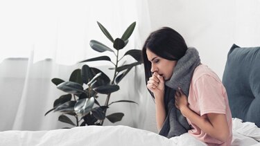 Πώς το μέλι μπορεί να σας ανακουφίσει από τον βήχα