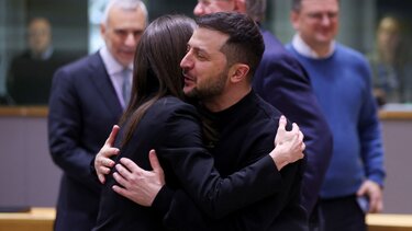 Βολοντίμιρ Ζελένσκι: Η αγκαλιά με την Σάνα Μαρίν που έκανε τον γύρο του διαδικτύου