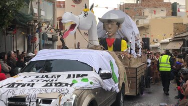 “Απογειώθηκε” το κέφι στις καρναβαλικές παρελάσεις ανά την Κρήτη