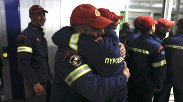 Επιστρέφουν ως ήρωες οι Έλληνες διασώστες της ΕΜΑΚ