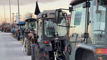 Αγρότες: Πέταξαν γάλα και ζωοτροφές στην κεντρική πλατεία της Λαμίας