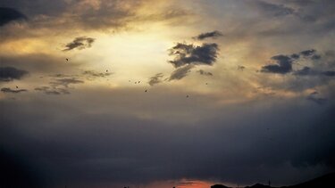 Με μια συννεφιασμένη αλλά ιδιαίτερη ανατολή αποχαιρετάμε τον μήνα...