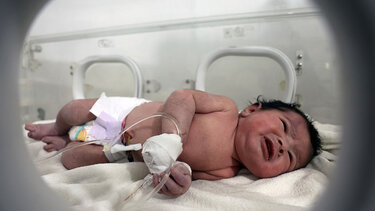 Σεισμός σε Τουρκία – Συρία: Οι ζωές τους ξεκίνησαν στα συντρίμμια