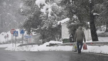 Η κακοκαιρία «Μπάρμπαρα» σαρώνει τη χώρα - Δείτε videos από τη χιονισμένη Ακρόπολη