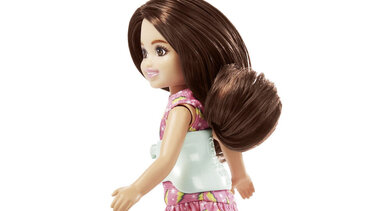 Η μικρή αδελφή της Barbie έχει σκολίωση: Η πρώτη κούκλα που φορά κηδεμόνα