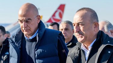 Ο εναγκαλισμός Δένδια - Τσαβούσογλου: Νέες ισορροπίες ανάμεσα στην Ελλάδα και την Τουρκία