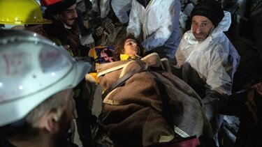 Συνεχίζουν να ανασύρουν επιζώντες στην Τουρκία, μία εβδομάδα μετά τον φονικό σεισμό 