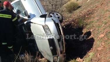 Φθιώτιδα: Εγκλωβίστηκαν στο ΙΧ μετά το τροχαίο - Τους βοήθησε συνεργείο του ΔΕΔΔΗΕ