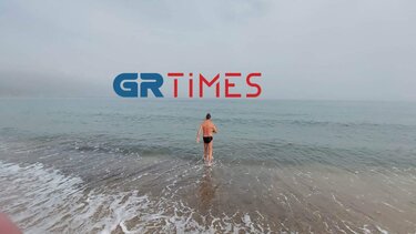 Αντί για χαρταετό επέλεξε βουτιά στη θάλασσα!