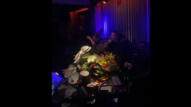 Τα πιάτα και τα γαρίφαλα "έκρυψαν" τον Κονταρό στο πάλκο