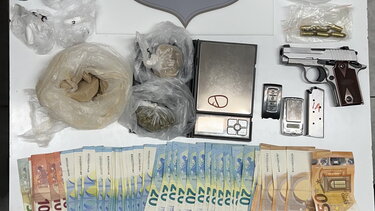 Έκρυβε στο γκαράζ του σπιτιού του, ναρκωτικά και όπλα