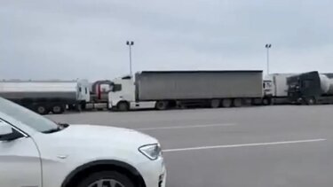 Κακοκαιρία "Μπάρμπαρα": Πάνω από 15 νταλίκες ακινητοποιήθηκαν στα διόδια Μαλγάρων