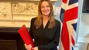 Υπουργός ζητά από απεργούς να είναι «ρεαλιστές» φορώντας... Rolex 11.000 ευρώ