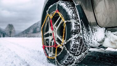 Αλυσίδες χιονιού: Πώς τοποθετούνται, πότε είναι υποχρεωτικές και ποιες οι διαφορές με τις χιονοκουβέρτες
