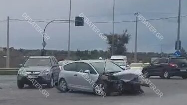 Σφοδρή σύγκρουση στο Κορωπί – Ακινητοποιήθηκαν οχήματα στη μέση του δρόμου