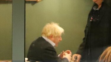 Το κοκορέτσι, το κοντοσούβλι και το ... φιλοδώρημα του Μπόρις!