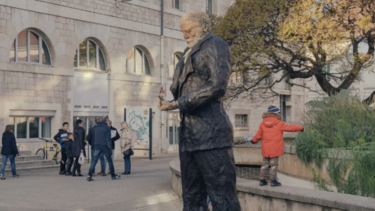 Δικαστήριο υποχρέωσε σε 140 ώρες κοινωφελούς εργασίας ακροδεξιούς φοιτητές που έβαψαν άγαλμα του Ουγκώ 