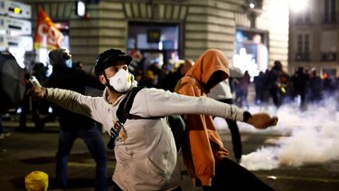 Γαλλία: 217 συλλήψεις στις διαδηλώσεις κατά του συνταξιοδοτικού