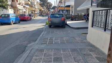 Θέση στάθμευσης...στα πεζοδρόμια