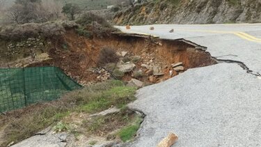 Κίνδυνος για τους οδηγούς: Υποχώρησε δρόμος στα Σφακιά 