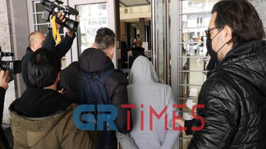 Προφυλακιστέος ο 62χρονος που κλειδώθηκε με τα παιδιά του σε ΙΧ και άνοιξε φιάλη υγραερίου