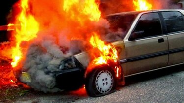 Το αυτοκίνητο τυλίχθηκε στις φλόγες εν κινήσει 