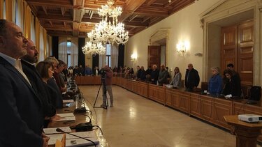 Ενός λεπτού σιγή στο Δημοτικό Συμβούλιο για τα θύματα της εθνικής τραγωδίας