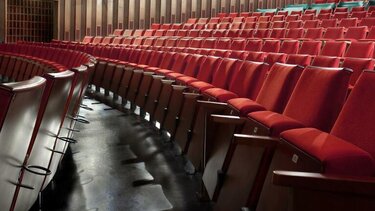 Επαναστατικές μέθοδοι για τον καθαρισμό της πισίνας σας: Μια θεατρική παραγωγή του ΔΗΠΕΘΕ Κρήτης