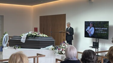 Στο Αποτεφρωτήριο Ριτσώνας ο «τελευταίος αποχαιρετισμός» στον Γιώργο Δερτιλή