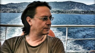 Γιάννης Κότσιρας: "Στο Κατάστρωμα Α μοιραζόμαστε ουσία με το κοινό"