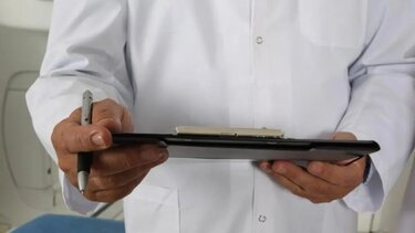 Γυναίκα χτύπησε γιατρό επειδή δεν της έδινε χαρτί απαλλαγής από την εφορευτική επιτροπή!