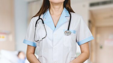 Προσποιούνταν την αποκλειστική νοσοκόμα και "έγδυνε" ασθενείς και συνοδούς 