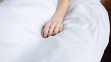 Αγωνία για το 2,5 ετών κοριτσάκι - Παρασύρθηκε από το αυτοκίνητο του πατέρα του