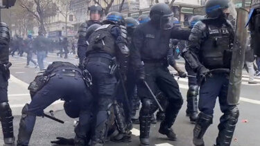 Διαδηλώσεις στη Γαλλία: Αστυνομικός πέφτει αναίσθητος από χτύπημα που δέχεται στο κεφάλι