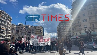 Θεσσαλονίκη: Πλήθος κόσμου στην πορεία για το δυστύχημα στα Τέμπη 