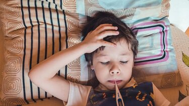 Πυρετός: Γιατί ίσως είναι καλύτερα να μην παίρνετε αμέσως αντιπυρετικά