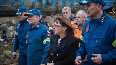 Τέμπη: Στο σημείο της τραγωδίας η Κατερίνα Σακελλαροπούλου
