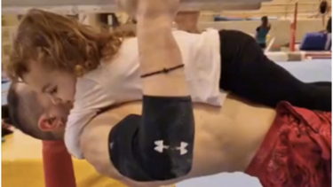 Ο Λευτέρης Πετρούνιας κάνει προπόνηση με «βοηθό» την κόρη του