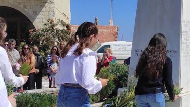 Λουλούδια από τα παιδιά του Δημ. Σχολείου Κολυμβαρίου για τα θύματα των Τεμπών