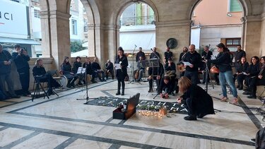 Μια εκδήλωση μνήμης για τα θύματα της εθνικής τραγωδίας των Τεμπών