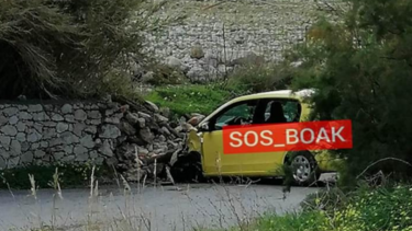 Αυτοκίνητο εξετράπη της πορείας του και γκρέμισε... τοιχίο