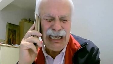 Ξέσπασε σε κλάματα συνταξιούχος μηχανοδηγός για την τραγωδία στα Τέμπη