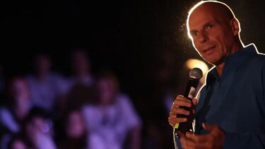 Γ. Βαρουφάκης: Βίντεο ντοκουμέντο από την εισβολή των δραστών στο εστιατόριο